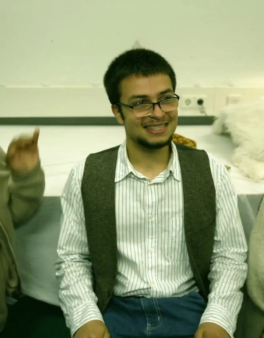 Rafael als Ludwig met bril, lachend