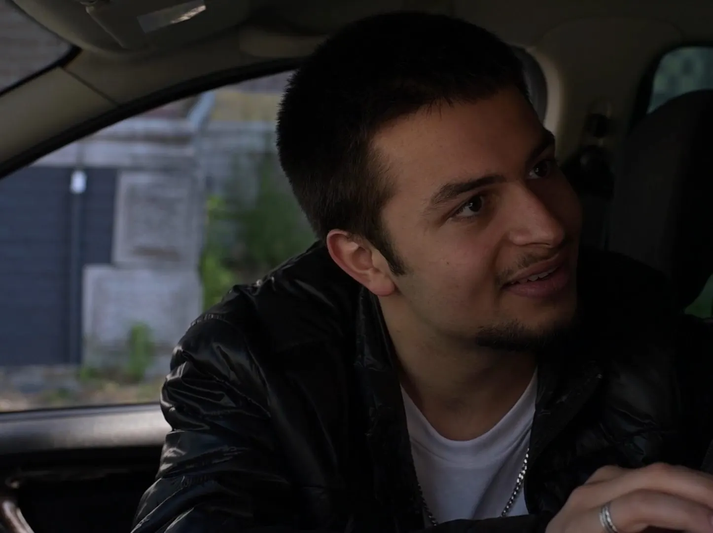 Rafael als Ludwig in een auto, close-up