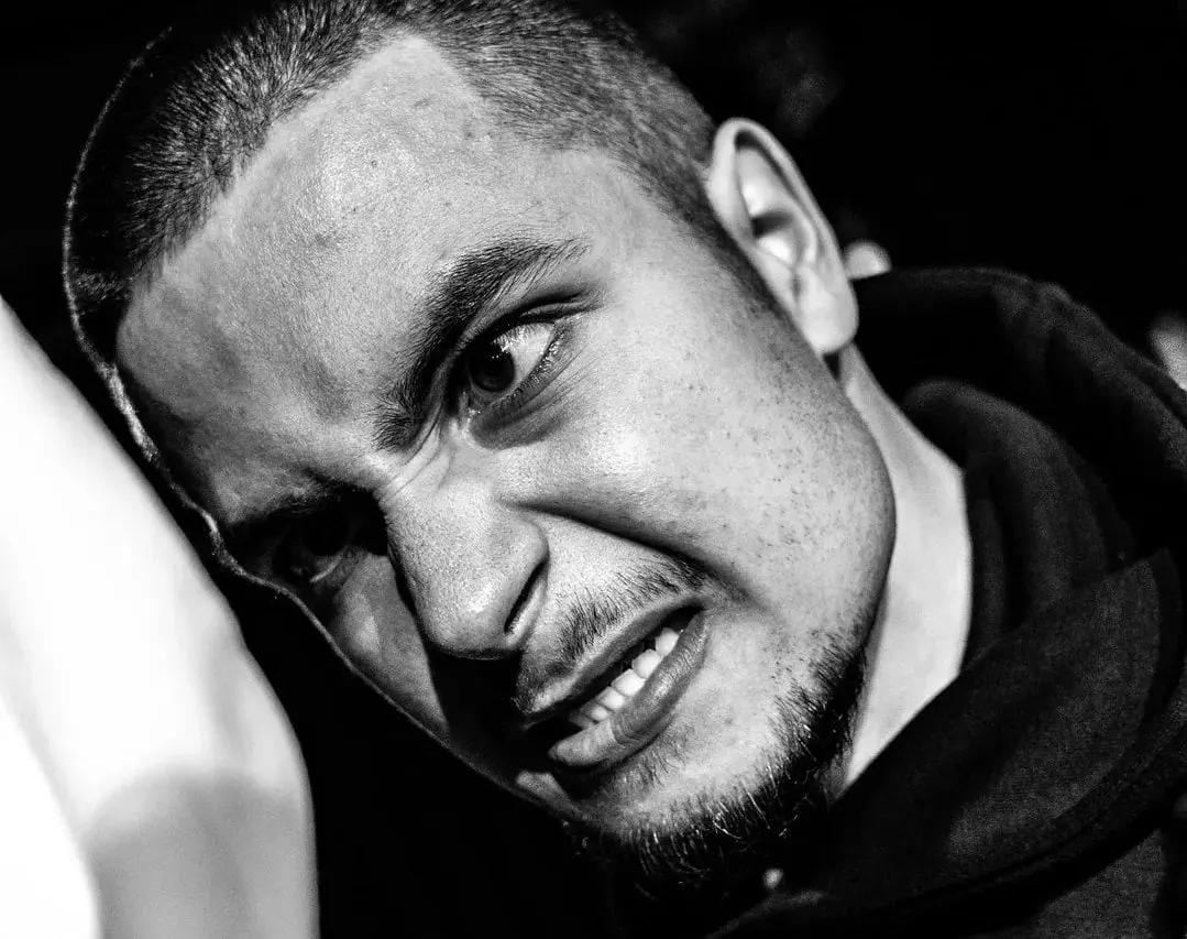 Rafael boos kijkend in DERTIEN, zwart-wit