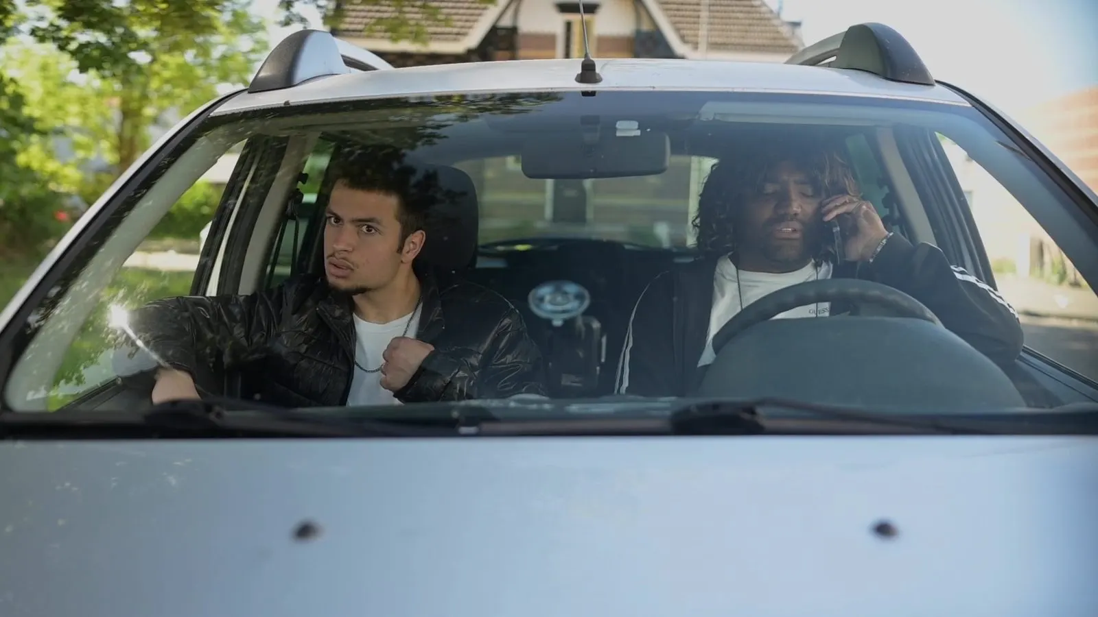 Rafael als Ludwig in een auto, gezien door de voorruit