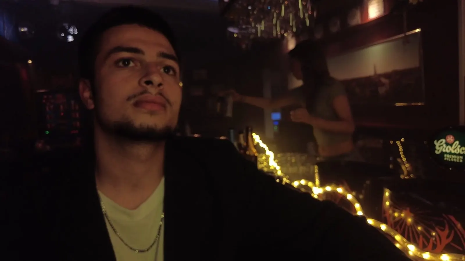 Rafael als Ludwig aan de bar