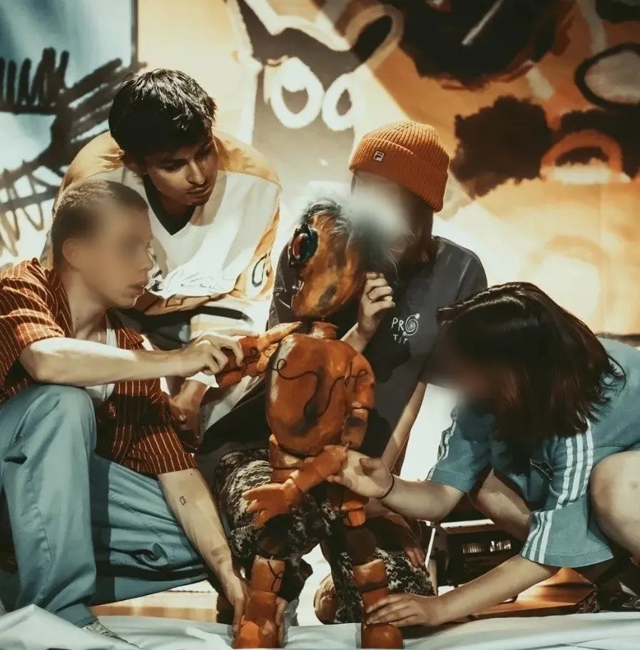 Rafael met medespelers en een pop in BANG BANG