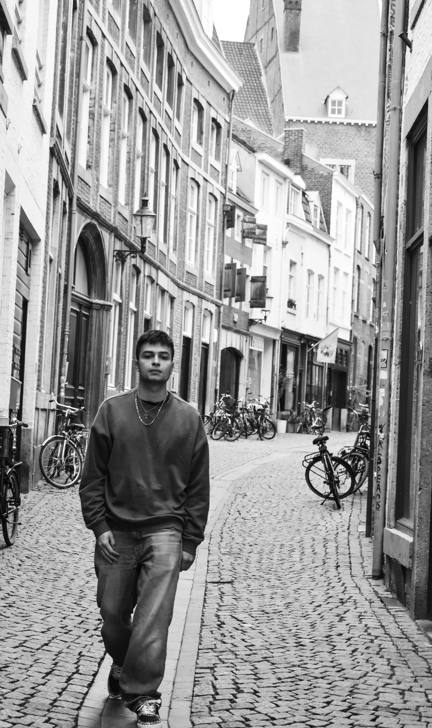 Rafael lopend door een smalle straat, zwart-wit