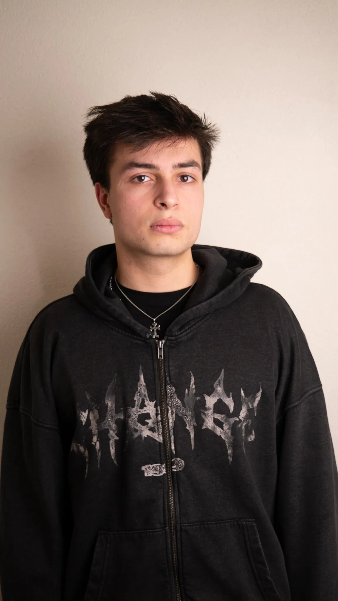 Neutrale headshot van Rafael Jansen Darbinian in zwarte hoodie