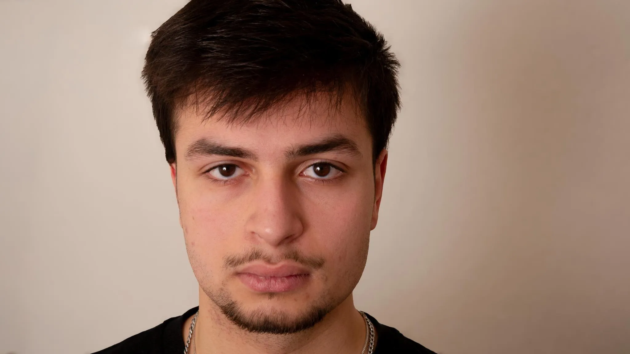 Neutrale headshot van Rafael Jansen Darbinian