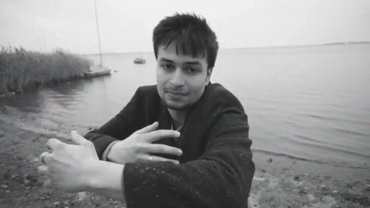 Rafael in zwart-wit aan het water, frame uit de visual reel